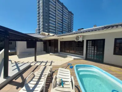 Casa com 3 Quartos para alugar, 200m² no Barreiros, São José