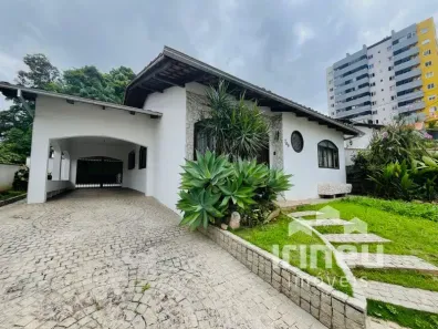 com 3 Quartos para alugar, 200m² no Anita Garibaldi, Joinville
