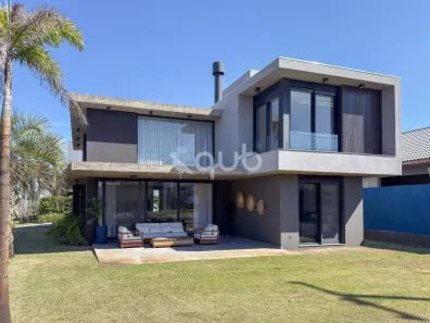 Sobrado com 4 Quartos à venda, 225m² no Centro, Xangri-lá