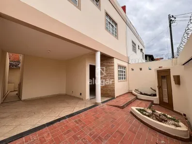 Casa com 3 Quartos para alugar, 120m² no Vila Guilhermina, Montes Claros