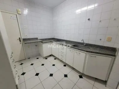 Apartamento com 3 Quartos para alugar, 120m² no Centro, Uberlândia