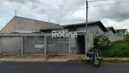 Casa com 2 Quartos para alugar, 80m² no Jardim Europa, Uberlândia