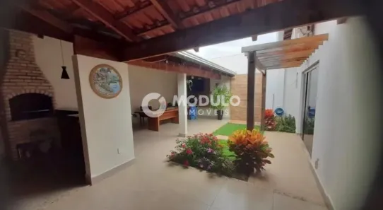 Casa com 3 Quartos à venda, 196m² no Cidade Jardim, Uberlândia