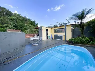 Casa com 3 Quartos à venda, 230m² no Valparaíso, Petrópolis