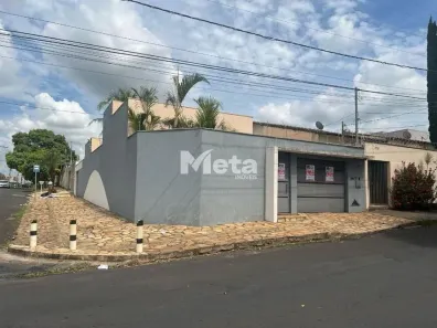 Casa com 3 Quartos para alugar, 120m² no Cidade Jardim, Uberlândia