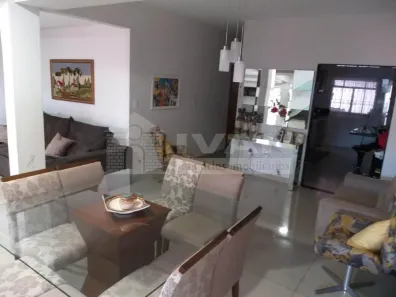 Sobrado com 4 Quartos à venda, 250m² no Jardim Europa, Uberlândia