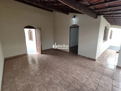 Casa com 3 Quartos para alugar, 120m² no Umuarama, Uberlândia