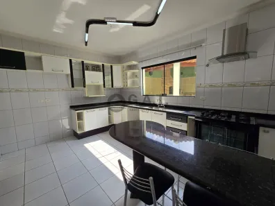 Casa de Condomínio com 4 Quartos para alugar, 250m² no Aparecidinha, Sorocaba