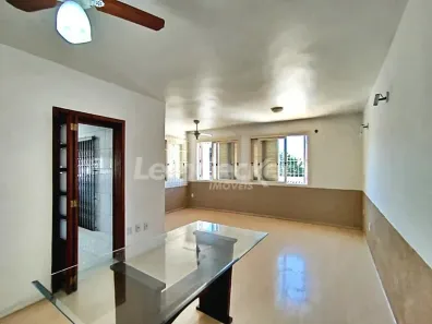 Casa com 3 Quartos para alugar, 250m² no Teresópolis, Porto Alegre