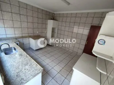 Casa com 3 Quartos para alugar, 200m² no Marta Helena, Uberlândia