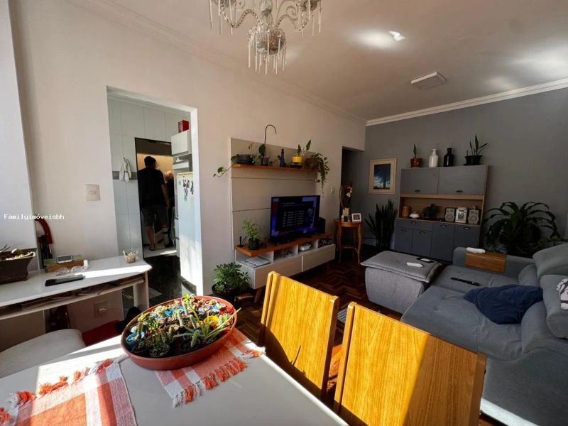 Apartamento com 2 quartos — Sagrada Família, Belo Horizonte