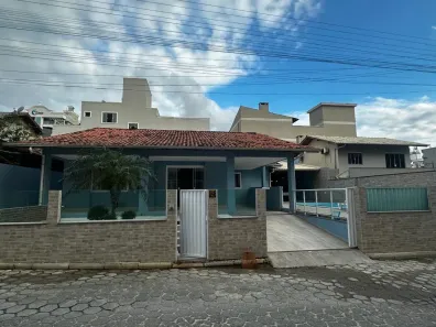 Casa com 4 Quartos para alugar, 200m² no Bombas, Bombinhas
