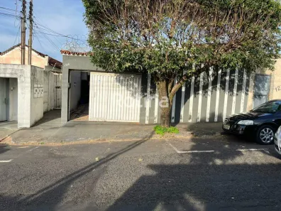 Casa com 3 Quartos para alugar, 200m² no Bom Jesus, Uberlândia