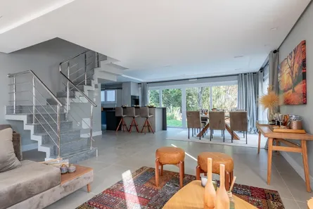 Casa com 3 Quartos à venda, 300m² no Pedra Redonda, Porto Alegre