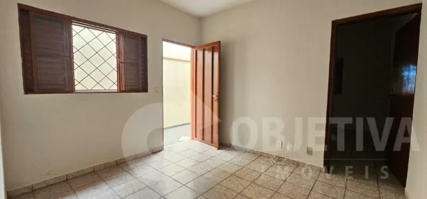 Casa com 2 Quartos para alugar, 70m² no Segismundo Pereira, Uberlândia