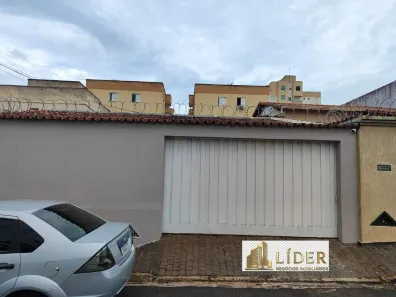 Casa com 2 Quartos à venda, 300m² no Santa Mônica, Uberlândia