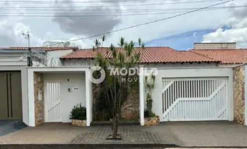 Casa com 4 Quartos para alugar, 200m² no Vigilato Pereira, Uberlândia