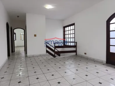 Casa com 2 Quartos para alugar, 200m² no Jardim Jacinto, Jacareí