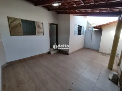 Casa com 2 Quartos para alugar, 110m² no Jardim Patrícia, Uberlândia