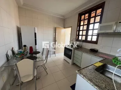 Casa com 3 Quartos à venda, 180m² no Vila Mauricéia, Montes Claros