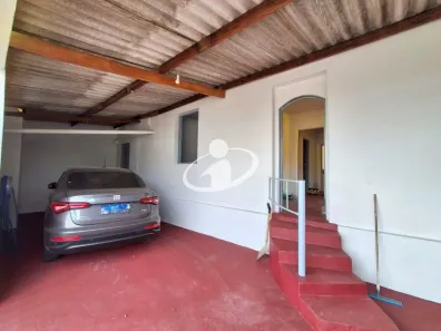Casa com 2 Quartos para alugar, 150m² no Presidente Roosevelt, Uberlândia