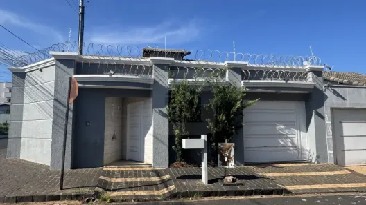 Casa com 3 Quartos para alugar, 240m² no Granada, Uberlândia