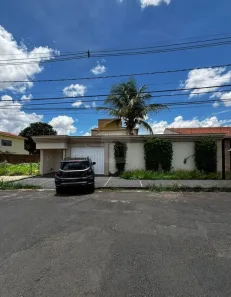 Sobrado com 4 Quartos para alugar, 210m² no Jardim Karaíba, Uberlândia