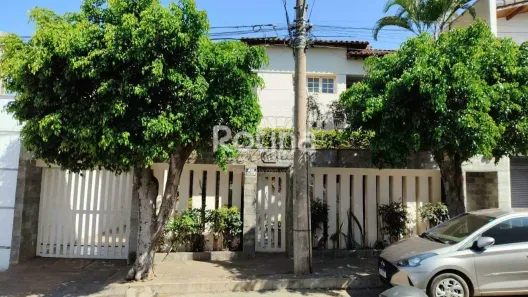Casa com 4 Quartos para alugar, 354m² no Martins, Uberlândia