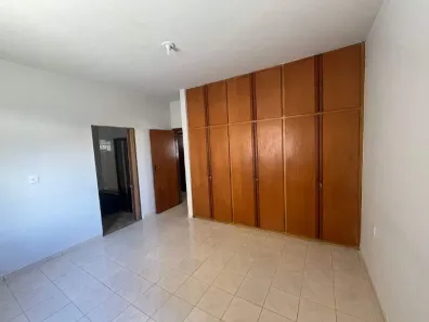 Casa com 3 Quartos para alugar, 197m² no Santa Mônica, Uberlândia
