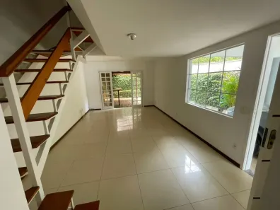 Casa de Condomínio com 3 Quartos à venda, 180m² no Corrêas, Petrópolis