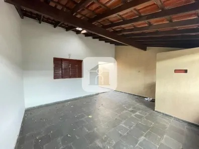 Casa com 2 Quartos para alugar, 138m² no Santa Mônica, Uberlândia