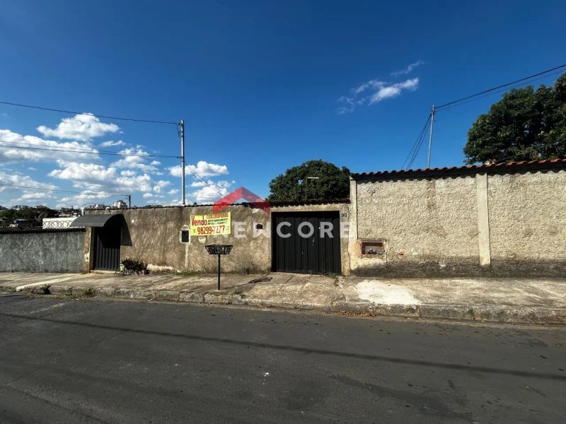 Casa com 4 quartos — Santa Mônica, Belo Horizonte