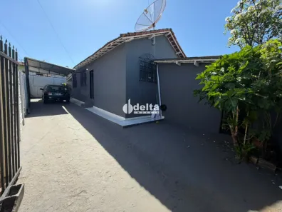 Casa com 3 Quartos para alugar, 300m² no Presidente Roosevelt, Uberlândia