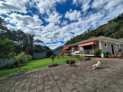 Casa com 3 Quartos à venda, 126m² no Quarteirão Brasileiro, Petrópolis