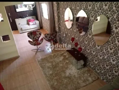 Casa com 3 Quartos à venda, 220m² no Segismundo Pereira, Uberlândia