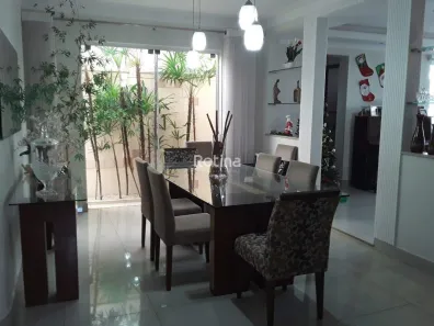 Casa com 4 Quartos à venda, 326m² no Umuarama, Uberlândia