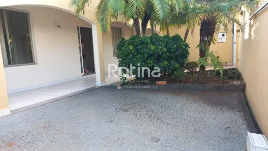 Prédio Comercial com 3 Quartos para alugar, 298m² no Tabajaras, Uberlândia
