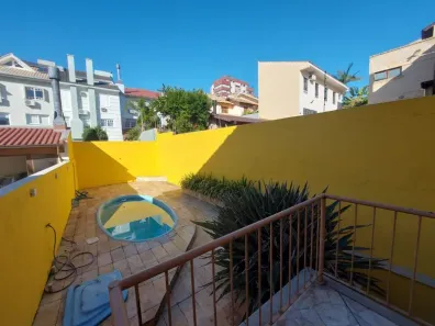 Casa com 3 Quartos para alugar, 229m² no Jardim Itu, Porto Alegre
