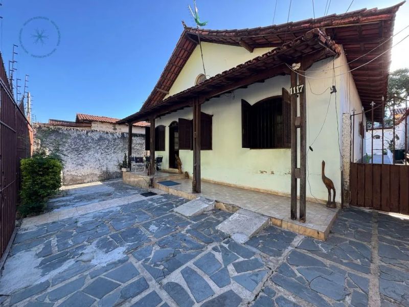 Casa com 3 quartos — Santa Mônica, Belo Horizonte