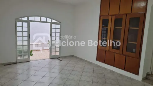 Casa com 3 Quartos para alugar, 250m² no Saraiva, Uberlândia