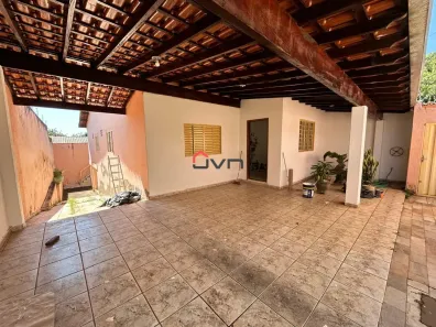 Sobrado com 4 Quartos para alugar, 220m² no Cidade Jardim, Uberlândia