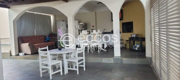 Casa com 4 Quartos à venda, 234m² no Umuarama, Uberlândia