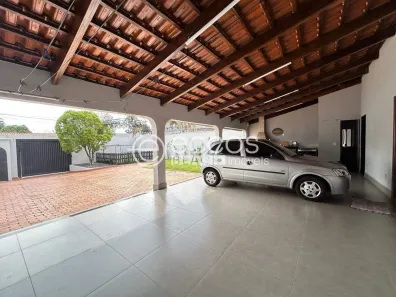Casa com 3 Quartos à venda, 166m² no Umuarama, Uberlândia