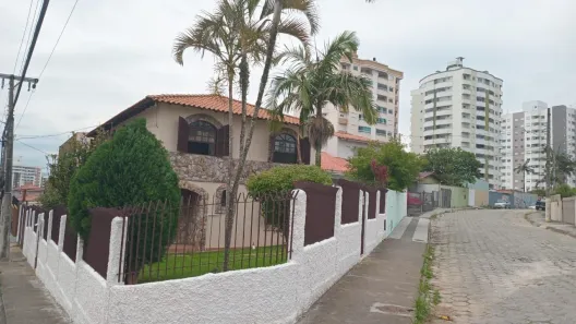 Casa com 5 Quartos à venda, 208m² no Barreiros, São José