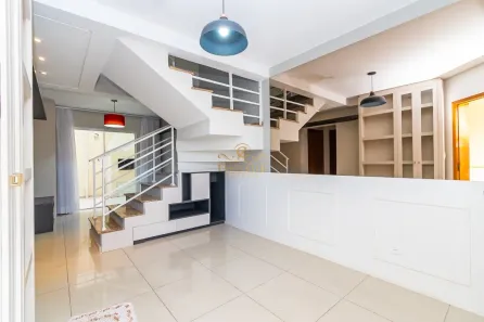 Sobrado com 3 Quartos para alugar, 99m² no Xaxim, Curitiba