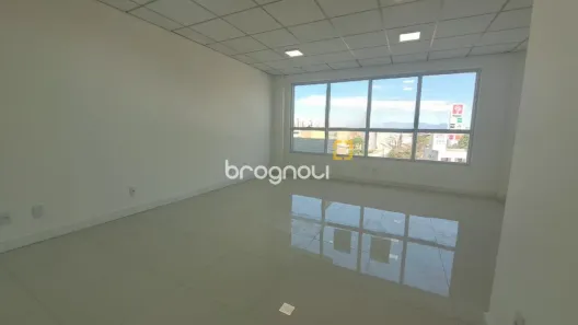 Sala Comercial à venda, 33m² no Barreiros, São José