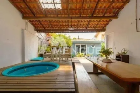 Casa com 3 Quartos para alugar, 120m² no Três Figueiras, Porto Alegre