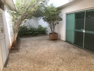 Ponto Comercial com 8 Quartos para alugar, 300m² no Tabajaras, Uberlândia