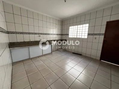 Casa com 3 Quartos para alugar, 140m² no Cidade Jardim, Uberlândia