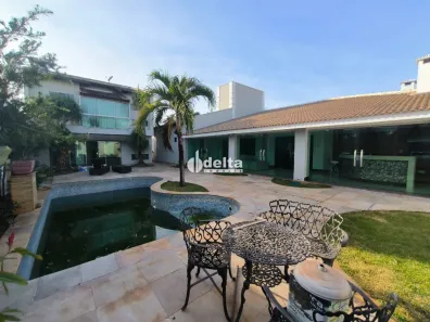 Casa com 5 Quartos para alugar, 480m² no Jardim Karaíba, Uberlândia